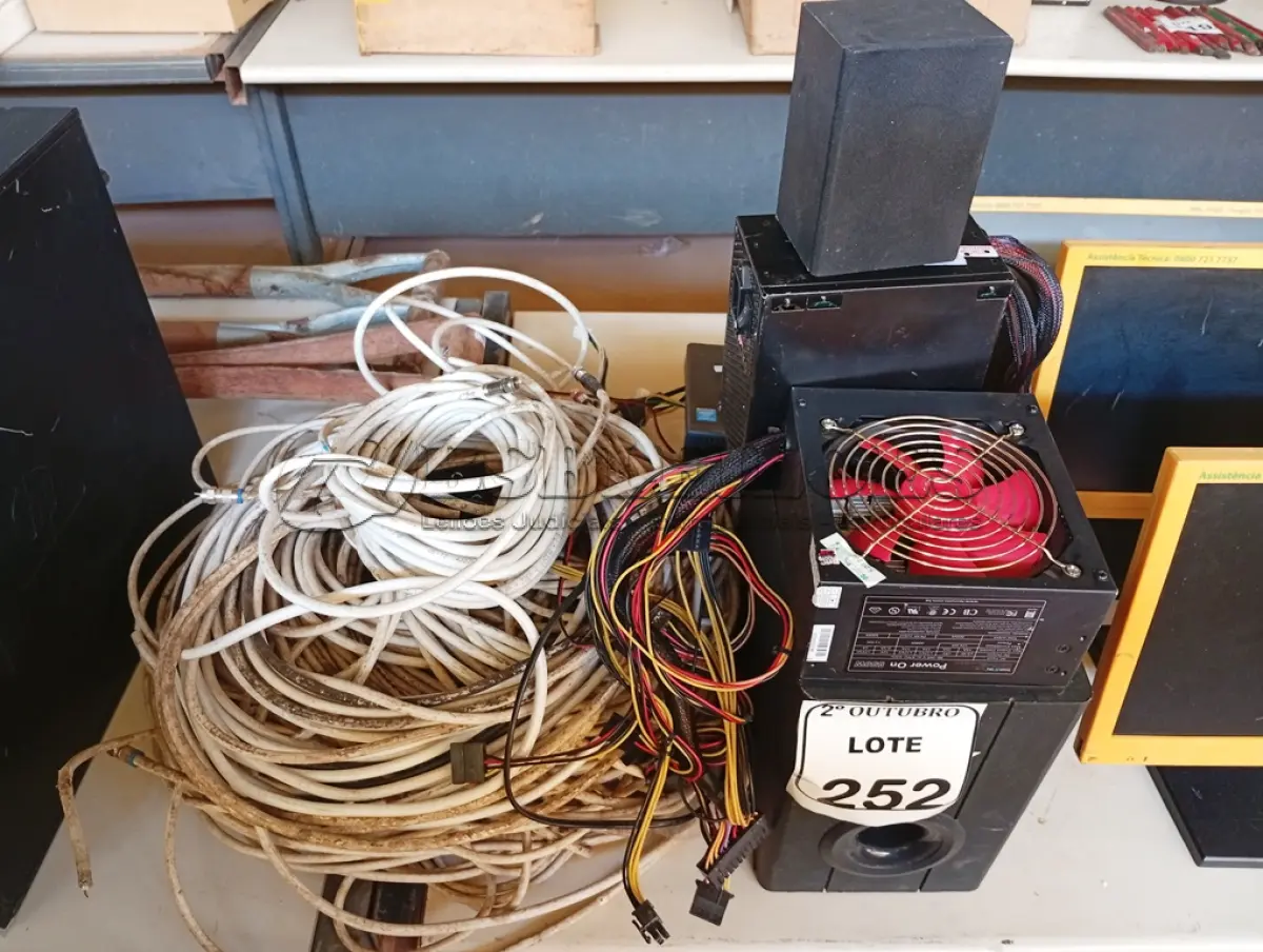 LOTE 252 - 04 FONTES PARA PC, 01 MINI CPU PARA RETIRADA DE PEÇAS E 03 CAIXAS DE SOM DIVERSAS E VÁRIOS CABOS. (NO ESTADO) ATENÇÃO! FAZER A VISITAÇÃO ANTES DE ARREMATAR, NÃO SABEMOS SE FUNCIONA. LEILÃO NÃO TEM GARANTIA E NEM DEVOLUÇÃO, SUJEITO A POSSÍVEIS AVARIAS VISÍVEIS/OCULTAS E/OU AUSÊNCIA DE COMPONENTES.