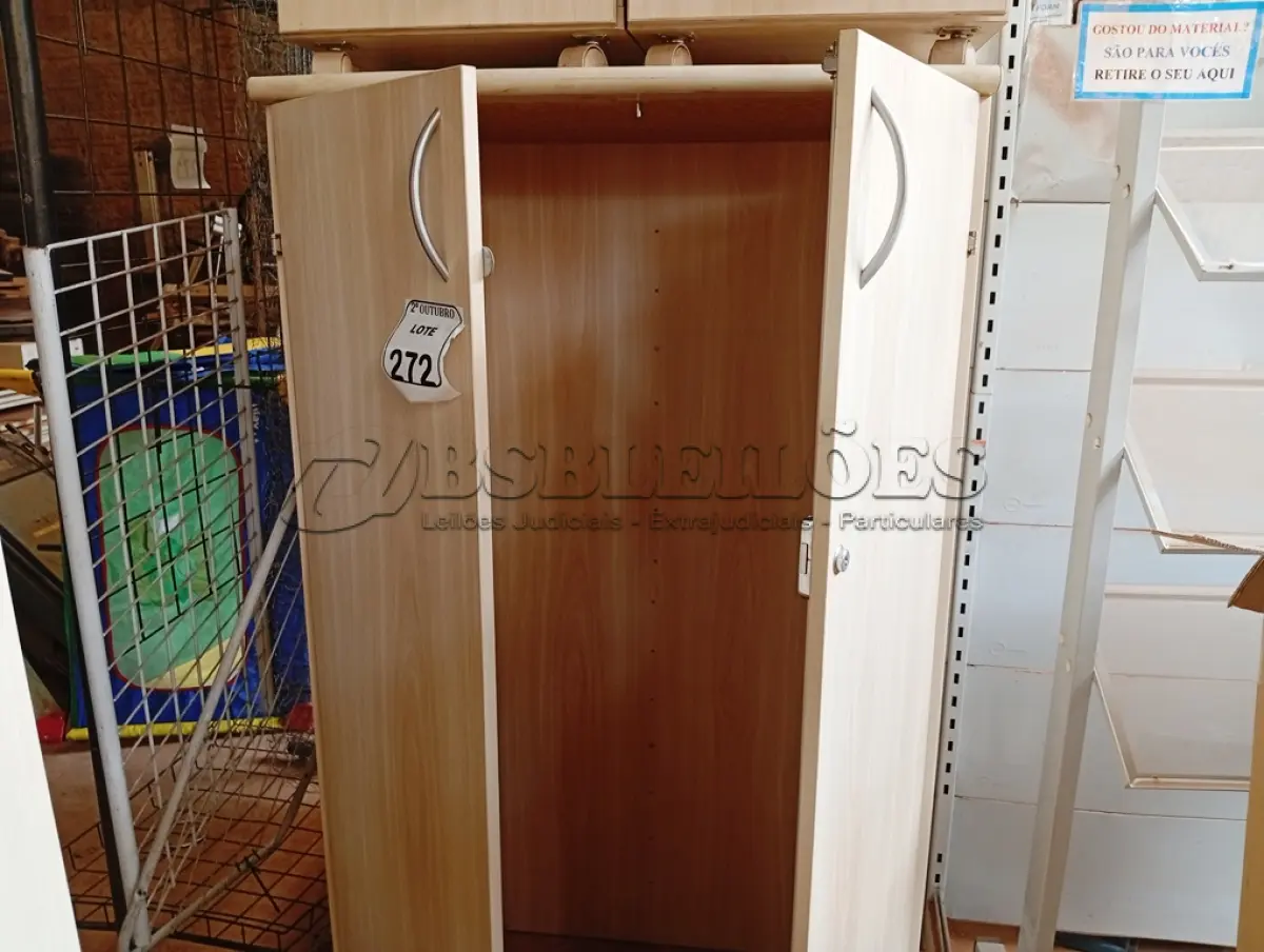 LOTE 272 - 01 ARMÁRIO PARA ESCRITÓRIO DE 02 PORTAS E 03 GAVETEIROS. (NO ESTADO) ATENÇÃO! FAZER A VISITAÇÃO ANTES DE ARREMATAR, NÃO SABEMOS SE FUNCIONA. LEILÃO NÃO TEM GARANTIA E NEM DEVOLUÇÃO, SUJEITO A POSSÍVEIS AVARIAS VISÍVEIS/OCULTAS E/OU AUSÊNCIA DE COMPONENTES.