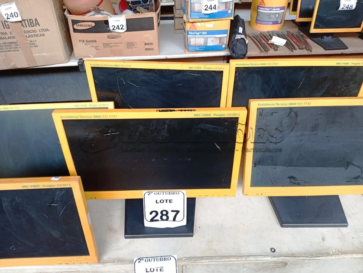 LOTE 287 - 06 MONITORES LCD MARCA CCE P/RETIRADA DE PEÇAS. (NO ESTADO) ATENÇÃO! FAZER A VISITAÇÃO ANTES DE ARREMATAR, NÃO SABEMOS SE FUNCIONA. LEILÃO NÃO TEM GARANTIA E NEM DEVOLUÇÃO, SUJEITO A POSSÍVEIS AVARIAS VISÍVEIS/OCULTAS E/OU AUSÊNCIA DE COMPONENTES.