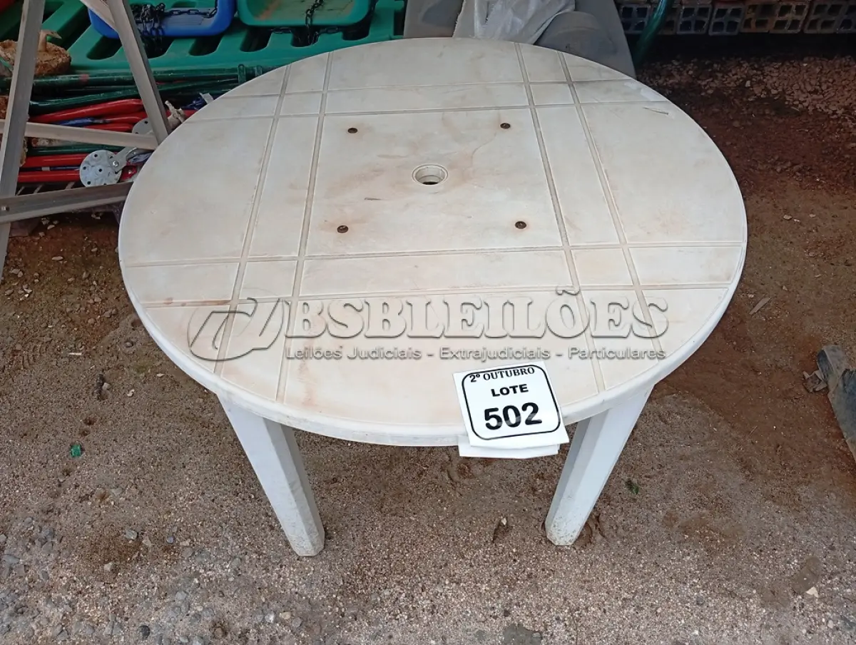 LOTE 502 - 01 MESA DE PLÁSTICO.(NO ESTADO) ATENÇÃO! FAZER A VISITAÇÃO ANTES DE ARREMATAR, NÃO SABEMOS SE FUNCIONA. LEILÃO NÃO TEM GARANTIA E NEM DEVOLUÇÃO, SUJEITO A POSSÍVEIS AVARIAS VISÍVEIS/OCULTAS E/OU AUSÊNCIA DE COMPONENTES.