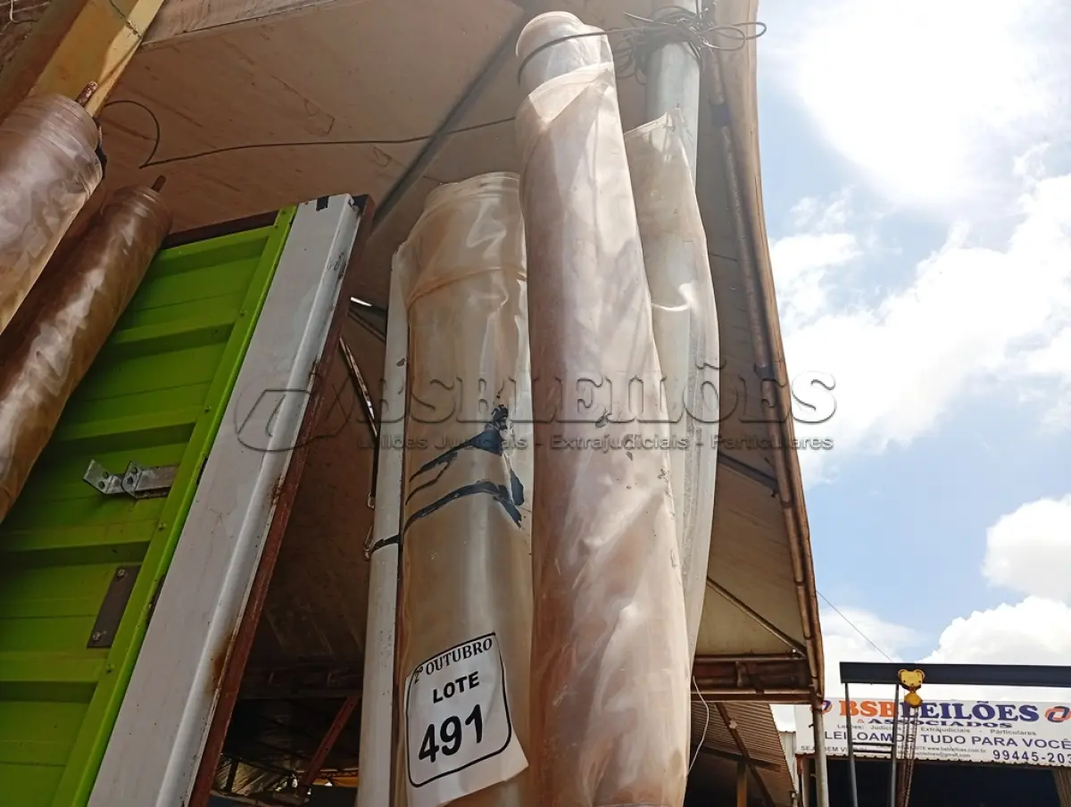 LOTE 491 - 02 TOLDOS. (NO ESTADO) ATENÇÃO! FAZER A VISITAÇÃO ANTES DE ARREMATAR, NÃO SABEMOS SE FUNCIONA. LEILÃO NÃO TEM GARANTIA E NEM DEVOLUÇÃO, SUJEITO A POSSÍVEIS AVARIAS VISÍVEIS/OCULTAS E/OU AUSÊNCIA DE COMPONENTES.