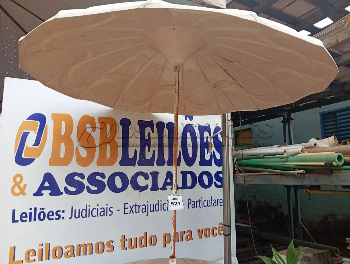 LOTE 520 - 01 MESA DE PLÁSTICO C/SOMBREIRO E BASE DE FERRO. (NO ESTADO) ATENÇÃO! FAZER A VISITAÇÃO ANTES DE ARREMATAR, NÃO SABEMOS SE FUNCIONA. LEILÃO NÃO TEM GARANTIA E NEM DEVOLUÇÃO, SUJEITO A POSSÍVEIS AVARIAS VISÍVEIS/OCULTAS E/OU AUSÊNCIA DE COMPONENTES.