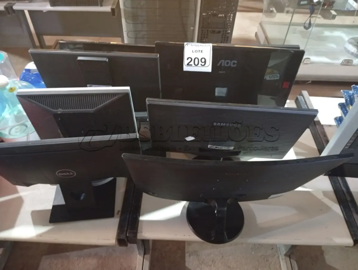 LOTE 209 - 08 MONITORES LCD MARCAS E MODELOS DIVERSOS. (NO ESTADO) ATENÇÃO! FAZER A VISITAÇÃO ANTES DE ARREMATAR, NÃO SABEMOS SE FUNCIONA. LEILÃO NÃO TEM GARANTIA E NEM DEVOLUÇÃO, SUJEITO A POSSÍVEIS AVARIAS VISÍVEIS/OCULTAS E/OU AUSÊNCIA DE COMPONENTES.