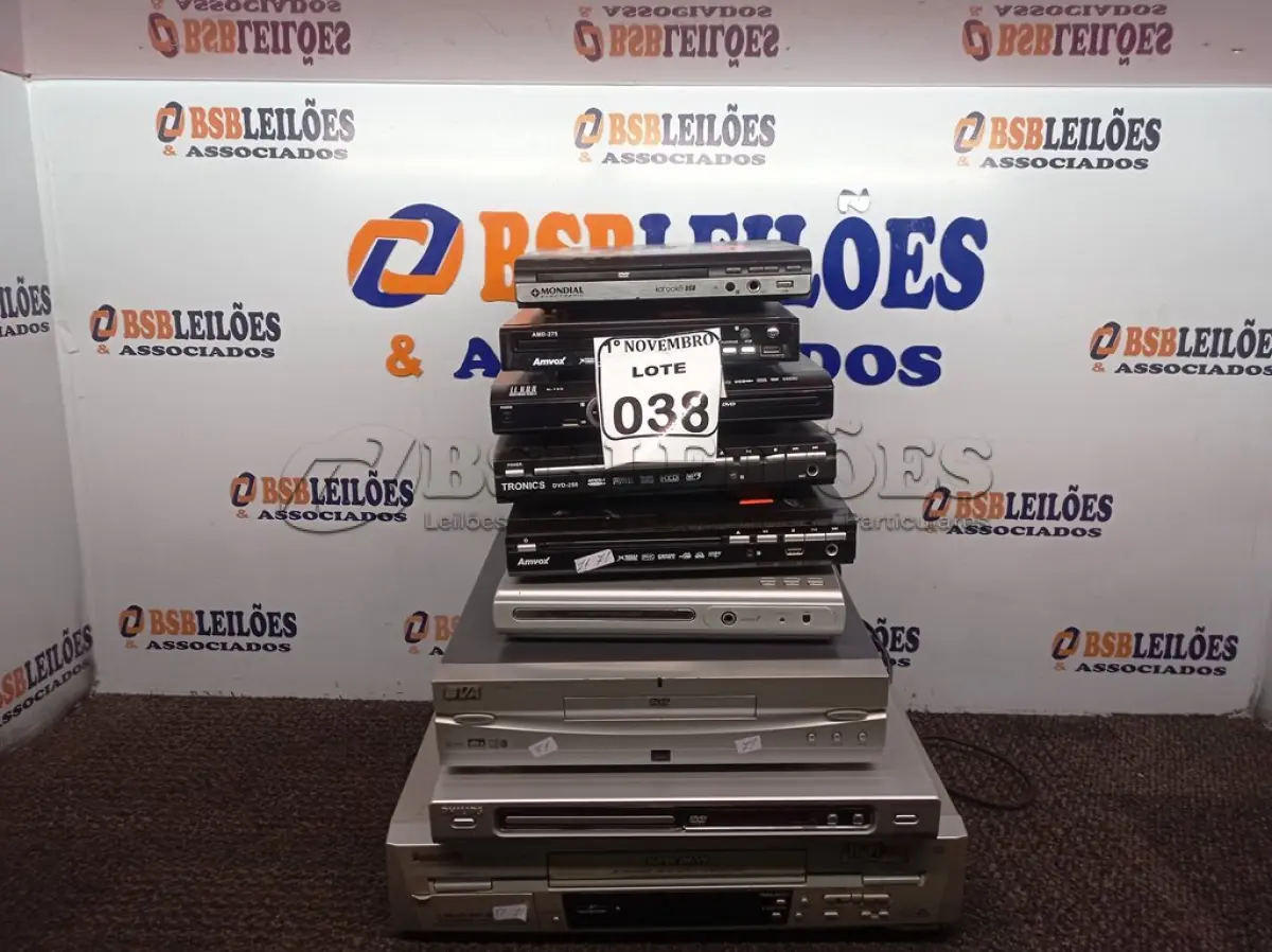 LOTE 038 - 01 VIDEOCASSETE E 08 APARELHOS DE DVD MARCAS E MODELOS DIVERSOS. (NO ESTADO) ATENÇÃO! FAZER A VISITAÇÃO ANTES DE ARREMATAR, NÃO SABEMOS SE FUNCIONA. LEILÃO NÃO TEM GARANTIA E NEM DEVOLUÇÃO, SUJEITO A POSSÍVEIS AVARIAS VISÍVEIS/OCULTAS E/OU AUSÊNCIA DE COMPONENTES.