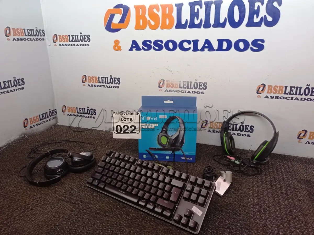LOTE 022 - 02 HEADSETS SENDO 01 P/RETIRADA DE PEÇAS, 01 WEBCAM E 01 TECLADO. (NO ESTADO) ATENÇÃO! FAZER A VISITAÇÃO ANTES DE ARREMATAR, NÃO SABEMOS SE FUNCIONA. LEILÃO NÃO TEM GARANTIA E NEM DEVOLUÇÃO, SUJEITO A POSSÍVEIS AVARIAS VISÍVEIS/OCULTAS E/OU AUSÊNCIA DE COMPONENTES.