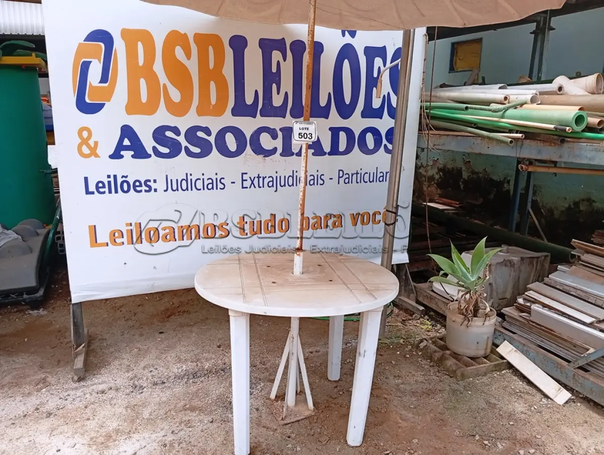LOTE 503 - 01 MESA DE PLÁSTICO C/SOMBREIRO E BASE DE FERRO. (NO ESTADO) ATENÇÃO! FAZER A VISITAÇÃO ANTES DE ARREMATAR, NÃO SABEMOS SE FUNCIONA. LEILÃO NÃO TEM GARANTIA E NEM DEVOLUÇÃO, SUJEITO A POSSÍVEIS AVARIAS VISÍVEIS/OCULTAS E/OU AUSÊNCIA DE COMPONENTES.
