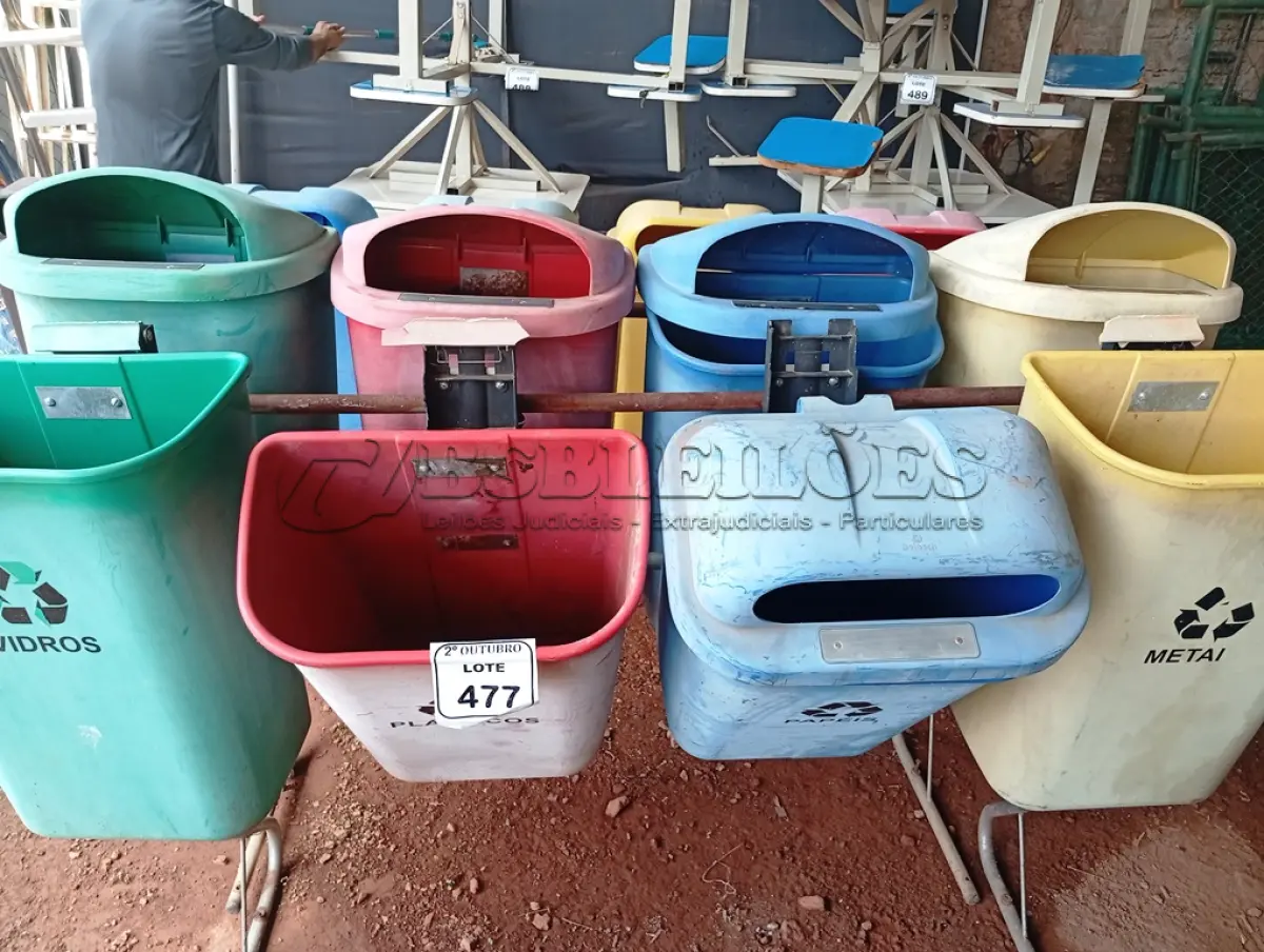LOTE 477 - 02 KITS DE LIXEIRAS SUSPENSAS COM 05 CESTOS CADA. (NO ESTADO) ATENÇÃO! FAZER A VISITAÇÃO ANTES DE ARREMATAR, NÃO SABEMOS SE FUNCIONA. LEILÃO NÃO TEM GARANTIA E NEM DEVOLUÇÃO, SUJEITO A POSSÍVEIS AVARIAS VISÍVEIS/OCULTAS E/OU AUSÊNCIA DE COMPONENTES.