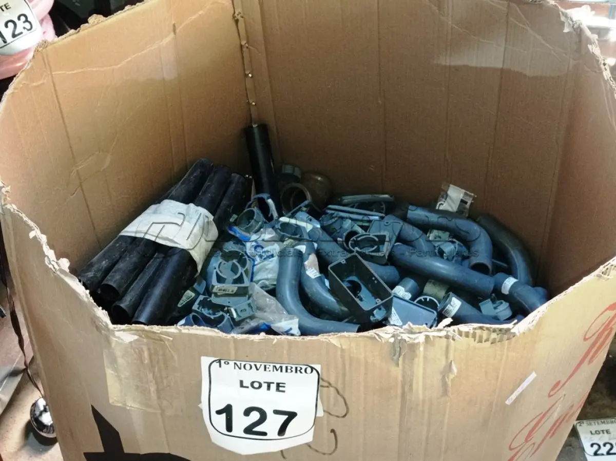 LOTE 127 - 01 LOTE C/GRANDE QUANTIDADE DE TUBULAÇÕES ELÉTRICAS MARCAS E MODELOS DIVERSOS. (NO ESTADO) ATENÇÃO! FAZER A VISITAÇÃO ANTES DE ARREMATAR, NÃO SABEMOS SE FUNCIONA. LEILÃO NÃO TEM GARANTIA E NEM DEVOLUÇÃO, SUJEITO A POSSÍVEIS AVARIAS VISÍVEIS/OCULTAS E/OU AUSÊNCIA DE COMPONENTES.