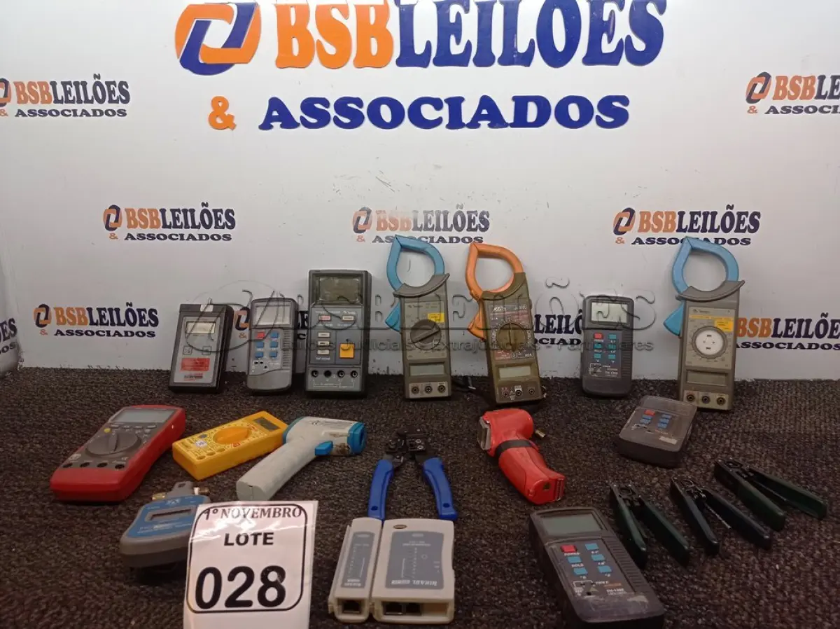LOTE 028 - 01 LOTE C/ DIVERSOS ALICATES AMPERÍMETROS, MONÔMETROS E ALICATES DESCASCADORES DE FIO MARCAS E MODELOS DIVERSOS. (NO ESTADO) ATENÇÃO! FAZER A VISITAÇÃO ANTES DE ARREMATAR, NÃO SABEMOS SE FUNCIONA. LEILÃO NÃO TEM GARANTIA E NEM DEVOLUÇÃO, SUJEITO A POSSÍVEIS AVARIAS VISÍVEIS/OCULTAS E/OU AUSÊNCIA DE COMPONENTES.