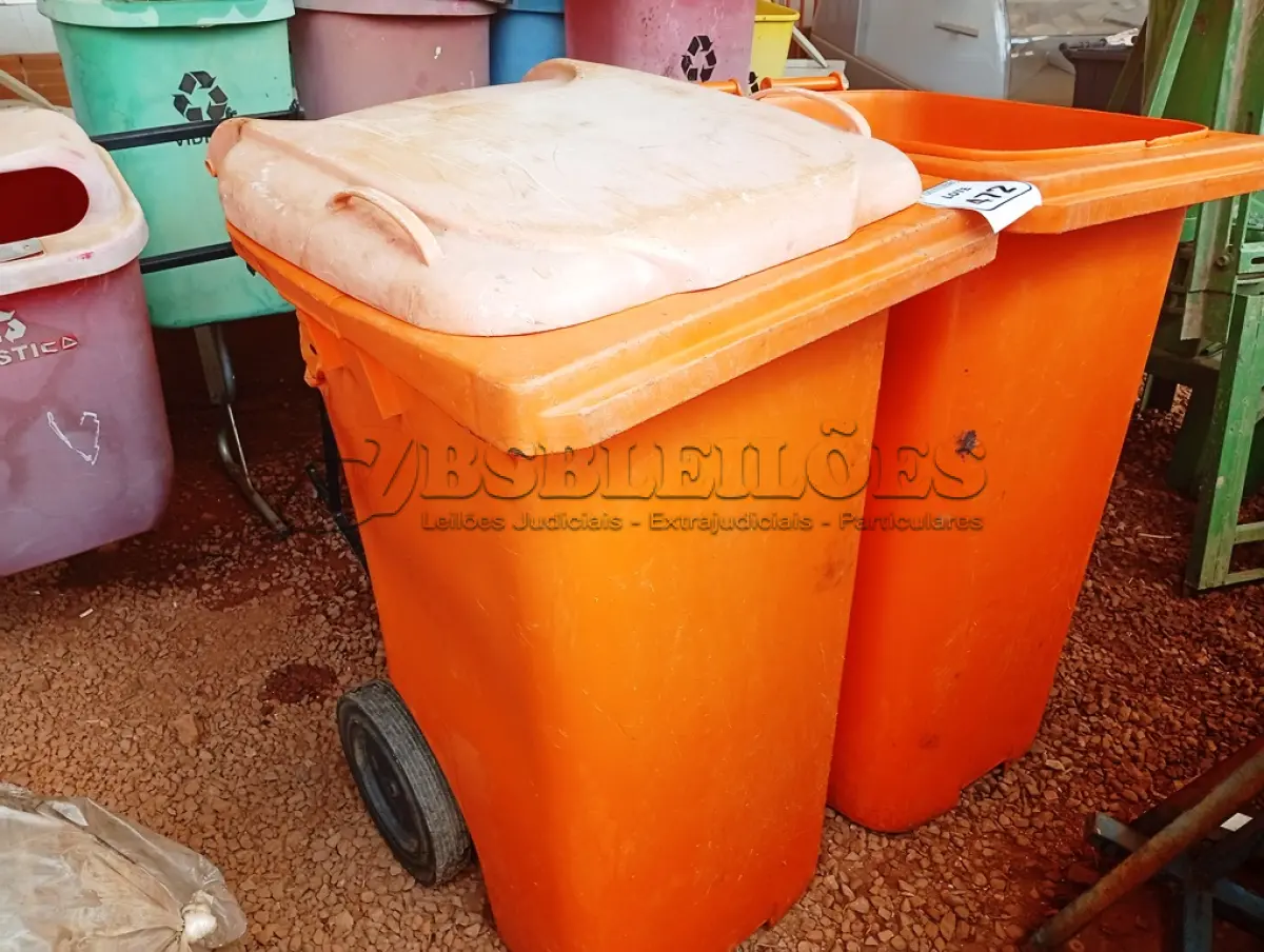 LOTE 472 - 02 LIXEIRAS SENDO 01 S/TAMPA NA COR LARANJA. (NO ESTADO) ATENÇÃO! FAZER A VISITAÇÃO ANTES DE ARREMATAR, NÃO SABEMOS SE FUNCIONA. LEILÃO NÃO TEM GARANTIA E NEM DEVOLUÇÃO, SUJEITO A POSSÍVEIS AVARIAS VISÍVEIS/OCULTAS E/OU AUSÊNCIA DE COMPONENTES.