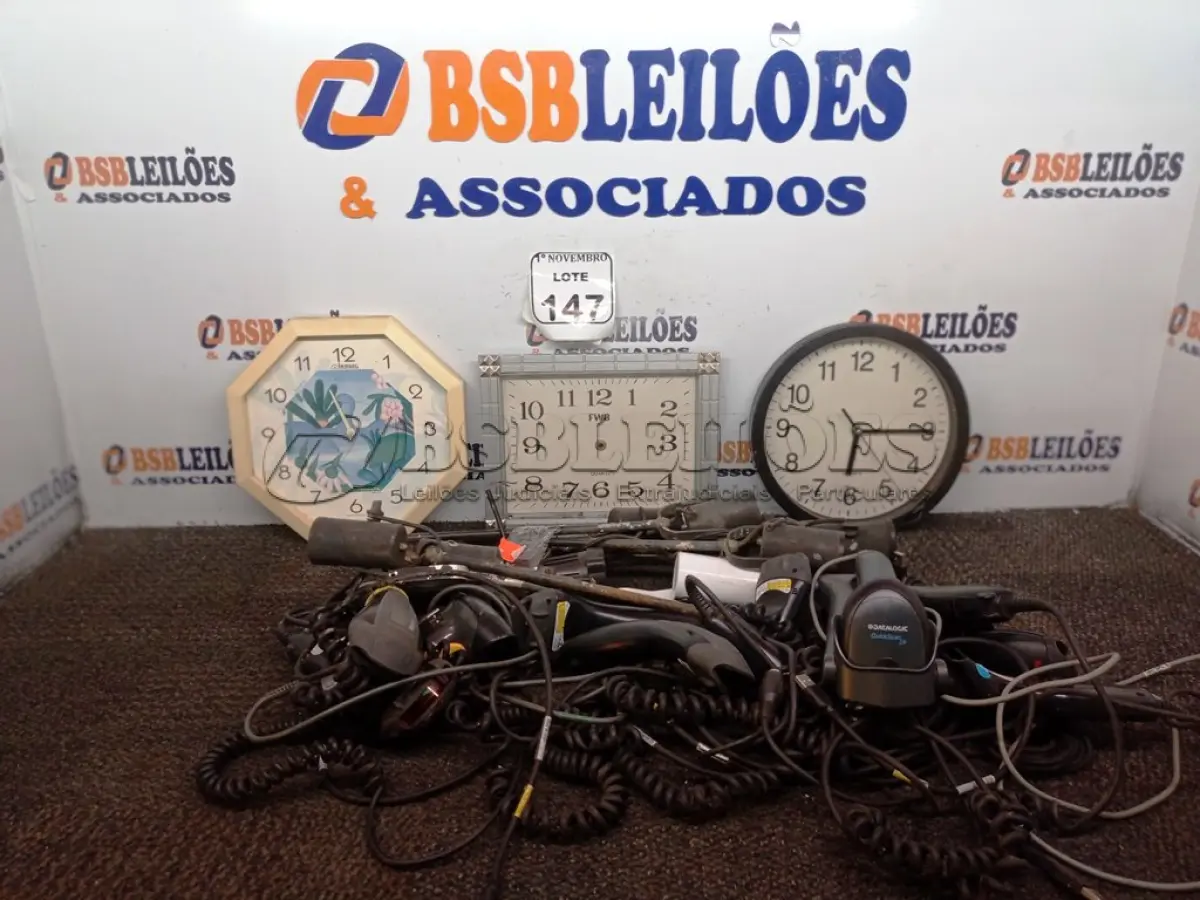 LOTE 147 - 03 RELÓGIOS DE PAREDE, LEITORES DE CÓDIGOS DE BARRA, LUMINARIAS E ESPETOS DE JARDIM DIVERSOS. (NO ESTADO) ATENÇÃO! FAZER A VISITAÇÃO ANTES DE ARREMATAR, NÃO SABEMOS SE FUNCIONA. LEILÃO NÃO TEM GARANTIA E NEM DEVOLUÇÃO, SUJEITO A POSSÍVEIS AVARIAS VISÍVEIS/OCULTAS E/OU AUSÊNCIA DE COMPONENTES.