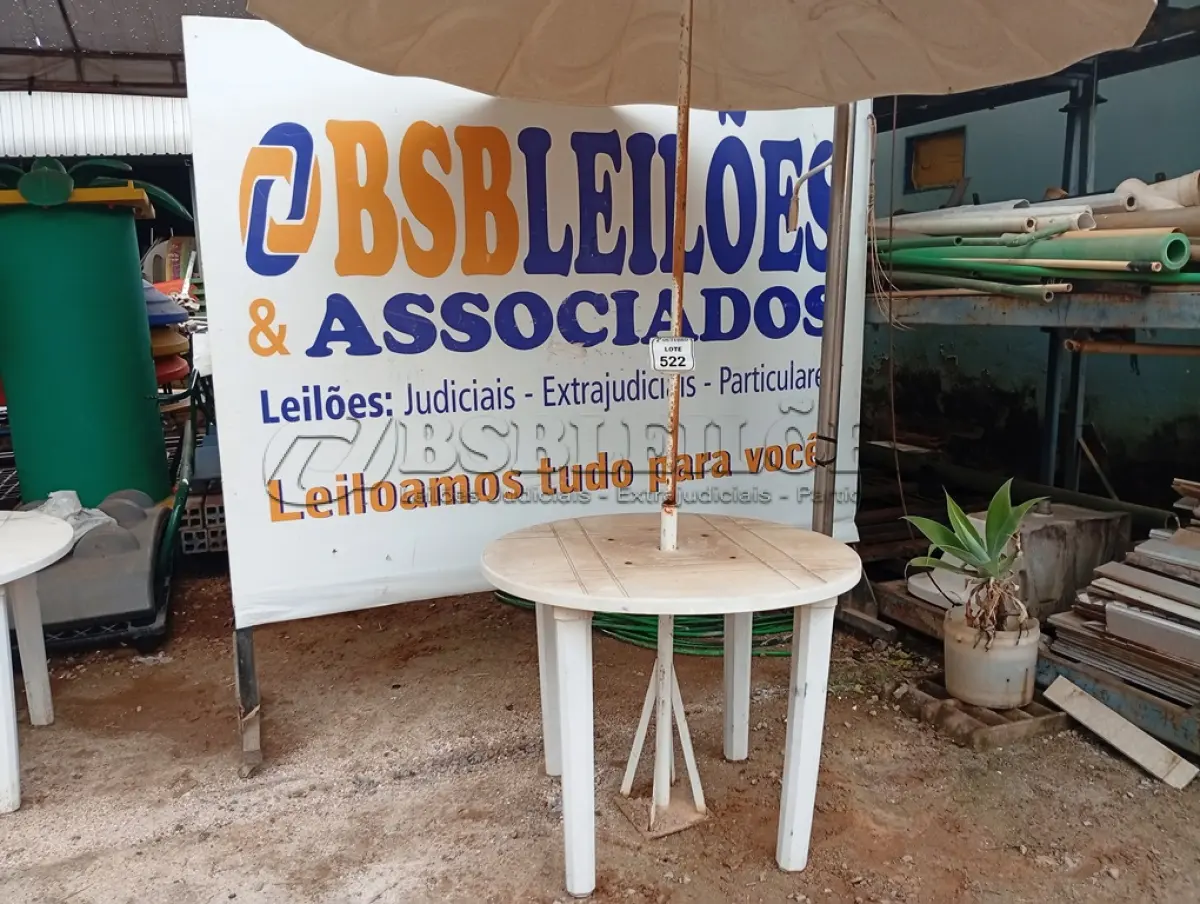LOTE 522 - 01 MESA DE PLÁSTICO C/SOMBREIRO E BASE DE FERRO. (NO ESTADO) ATENÇÃO! FAZER A VISITAÇÃO ANTES DE ARREMATAR, NÃO SABEMOS SE FUNCIONA. LEILÃO NÃO TEM GARANTIA E NEM DEVOLUÇÃO, SUJEITO A POSSÍVEIS AVARIAS VISÍVEIS/OCULTAS E/OU AUSÊNCIA DE COMPONENTES.