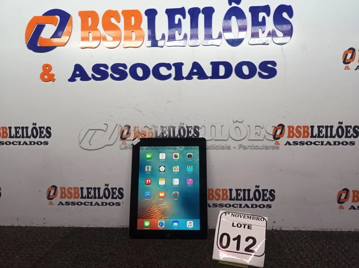 LOTE 012 - 01 IPAD SEM CARREGADOR DE 64GB. (NO ESTADO) ATENÇÃO! FAZER A VISITAÇÃO ANTES DE ARREMATAR, NÃO SABEMOS SE FUNCIONA. LEILÃO NÃO TEM GARANTIA E NEM DEVOLUÇÃO, SUJEITO A POSSÍVEIS AVARIAS VISÍVEIS/OCULTAS E/OU AUSÊNCIA DE COMPONENTES.