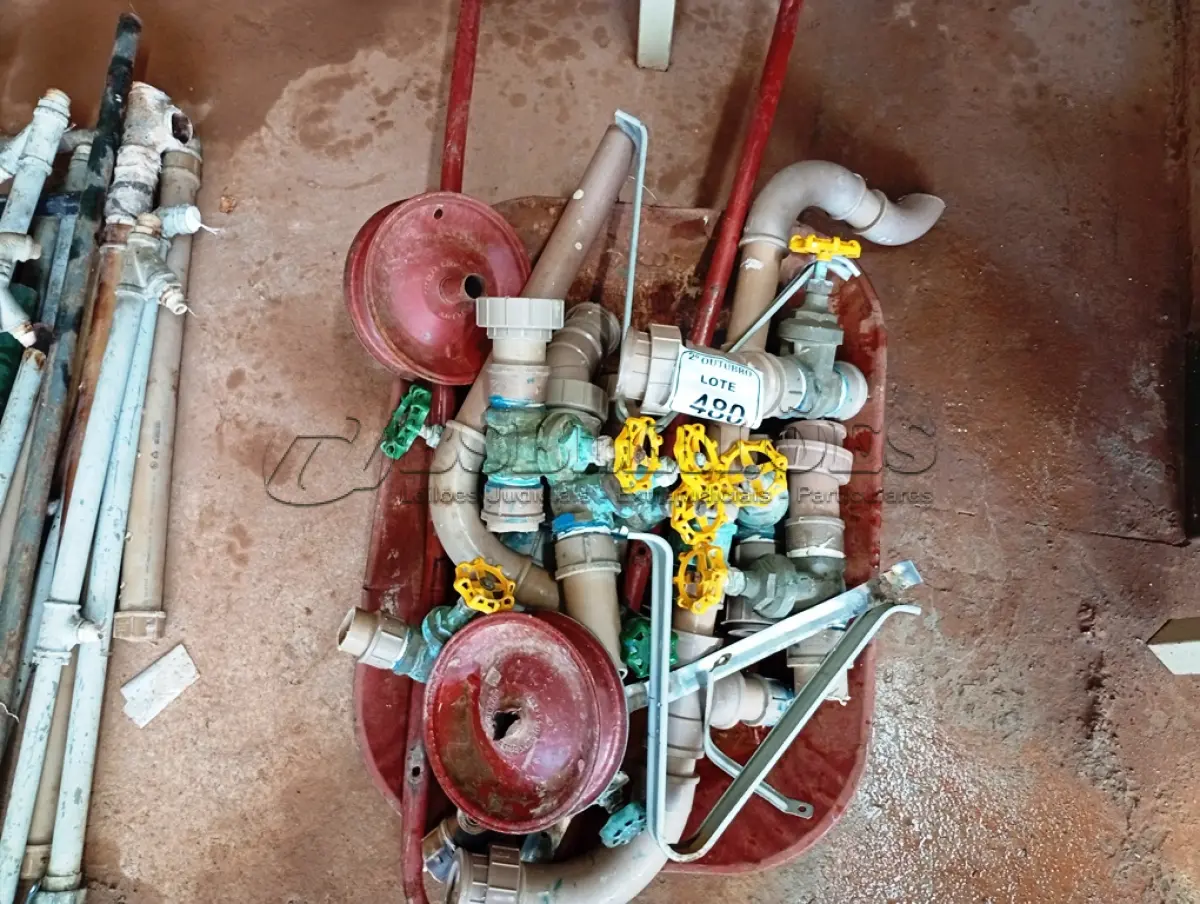 LOTE 480 - 01 CARRINHO DE MÃO INCOMPLETO VÁRIOS REGISTROS EM METAL E MATERIAIS HIDRÁULICOS DIVERSOS.  (NO ESTADO) ATENÇÃO! FAZER A VISITAÇÃO ANTES DE ARREMATAR, NÃO SABEMOS SE FUNCIONA. LEILÃO NÃO TEM GARANTIA E NEM DEVOLUÇÃO, SUJEITO A POSSÍVEIS AVARIAS VISÍVEIS/OCULTAS E/OU AUSÊNCIA DE COMPONENTES.