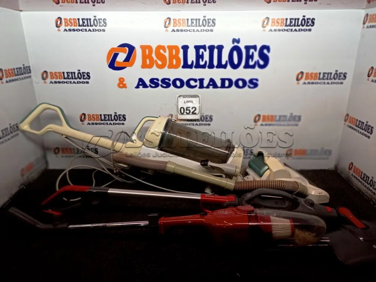 LOTE 052 - 03 ASPIRADORES DE PÓ MARCAS E MODELOS DIVERSOS. (NO ESTADO) ATENÇÃO! FAZER A VISITAÇÃO ANTES DE ARREMATAR, NÃO SABEMOS SE FUNCIONA. LEILÃO NÃO TEM GARANTIA E NEM DEVOLUÇÃO, SUJEITO A POSSÍVEIS AVARIAS VISÍVEIS/OCULTAS E/OU AUSÊNCIA DE COMPONENTES.