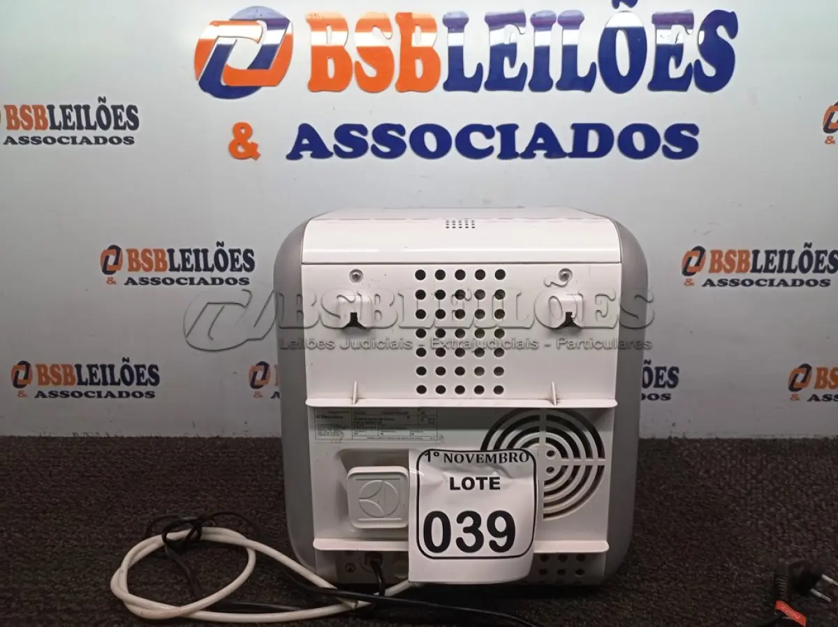 LOTE 039 - 01 PURIFICADOR DE ÁGUA MARCA ELECTROLUX 220V. (NO ESTADO) ATENÇÃO! FAZER A VISITAÇÃO ANTES DE ARREMATAR, NÃO SABEMOS SE FUNCIONA. LEILÃO NÃO TEM GARANTIA E NEM DEVOLUÇÃO, SUJEITO A POSSÍVEIS AVARIAS VISÍVEIS/OCULTAS E/OU AUSÊNCIA DE COMPONENTES.