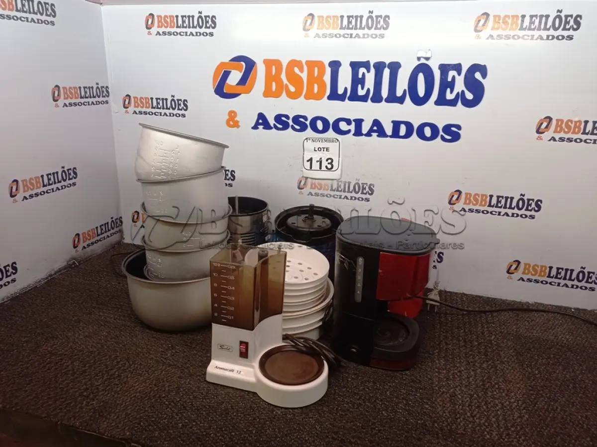 LOTE 113 - 03 BASES DE LIQUIDIFICADORES, 01 CAFETEIRA C/AVARIAS E UTENSÍLIOS DIVERSOS. (NO ESTADO) ATENÇÃO! FAZER A VISITAÇÃO ANTES DE ARREMATAR, NÃO SABEMOS SE FUNCIONA. LEILÃO NÃO TEM GARANTIA E NEM DEVOLUÇÃO, SUJEITO A POSSÍVEIS AVARIAS VISÍVEIS/OCULTAS E/OU AUSÊNCIA DE COMPONENTES.