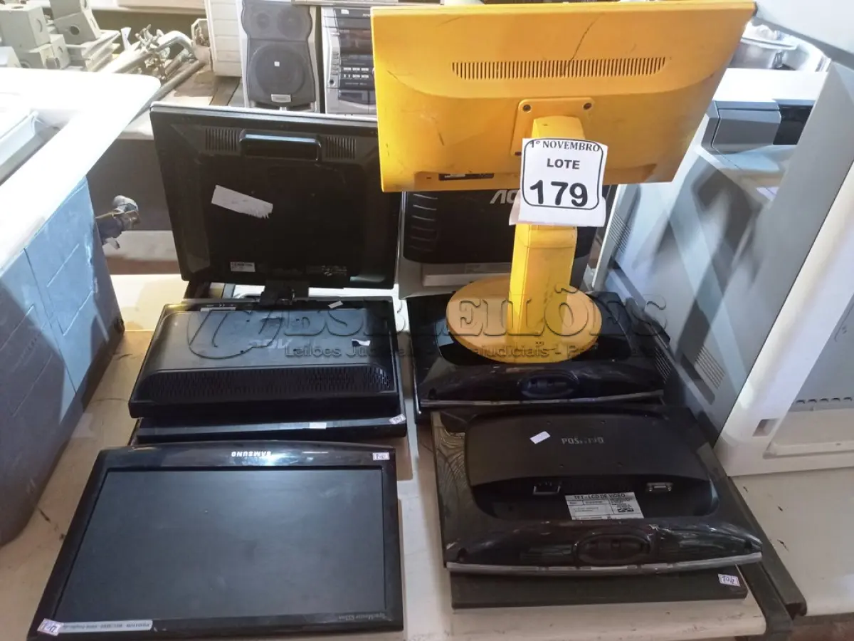 LOTE 179 - 10 MONITORES LCD MARCAS E MODELOS DIVERSOS. (NO ESTADO) ATENÇÃO! FAZER A VISITAÇÃO ANTES DE ARREMATAR, NÃO SABEMOS SE FUNCIONA. LEILÃO NÃO TEM GARANTIA E NEM DEVOLUÇÃO, SUJEITO A POSSÍVEIS AVARIAS VISÍVEIS/OCULTAS E/OU AUSÊNCIA DE COMPONENTES.