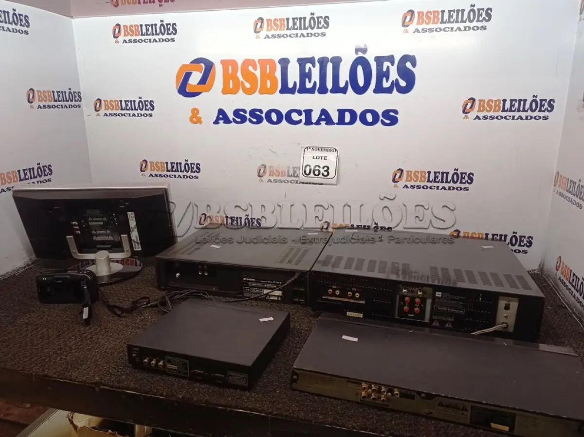 LOTE 063 - 02 VÍDEOS CASSETES, 03 APARELHOS DE DVD, 01 CÂMERA FOTOGRÁFICA E 01 PLACA P/PORTÃO MARCA ROSSI. (NO ESTADO) ATENÇÃO! FAZER A VISITAÇÃO ANTES DE ARREMATAR, NÃO SABEMOS SE FUNCIONA. LEILÃO NÃO TEM GARANTIA E NEM DEVOLUÇÃO, SUJEITO A POSSÍVEIS AVARIAS VISÍVEIS/OCULTAS E/OU AUSÊNCIA DE COMPONENTES.