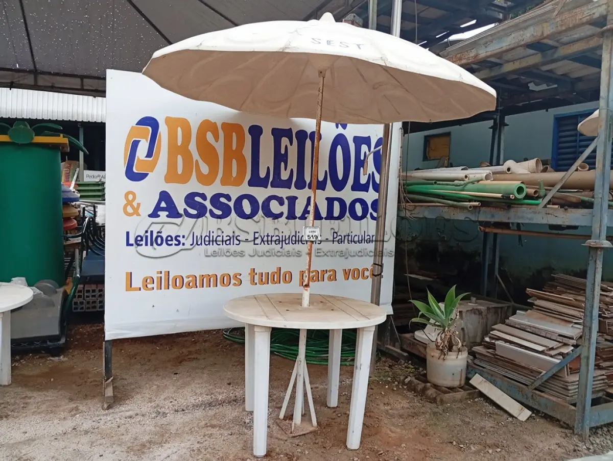 LOTE 519 - 01 MESA DE PLÁSTICO C/SOMBREIRO E BASE DE FERRO. (NO ESTADO) ATENÇÃO! FAZER A VISITAÇÃO ANTES DE ARREMATAR, NÃO SABEMOS SE FUNCIONA. LEILÃO NÃO TEM GARANTIA E NEM DEVOLUÇÃO, SUJEITO A POSSÍVEIS AVARIAS VISÍVEIS/OCULTAS E/OU AUSÊNCIA DE COMPONENTES.