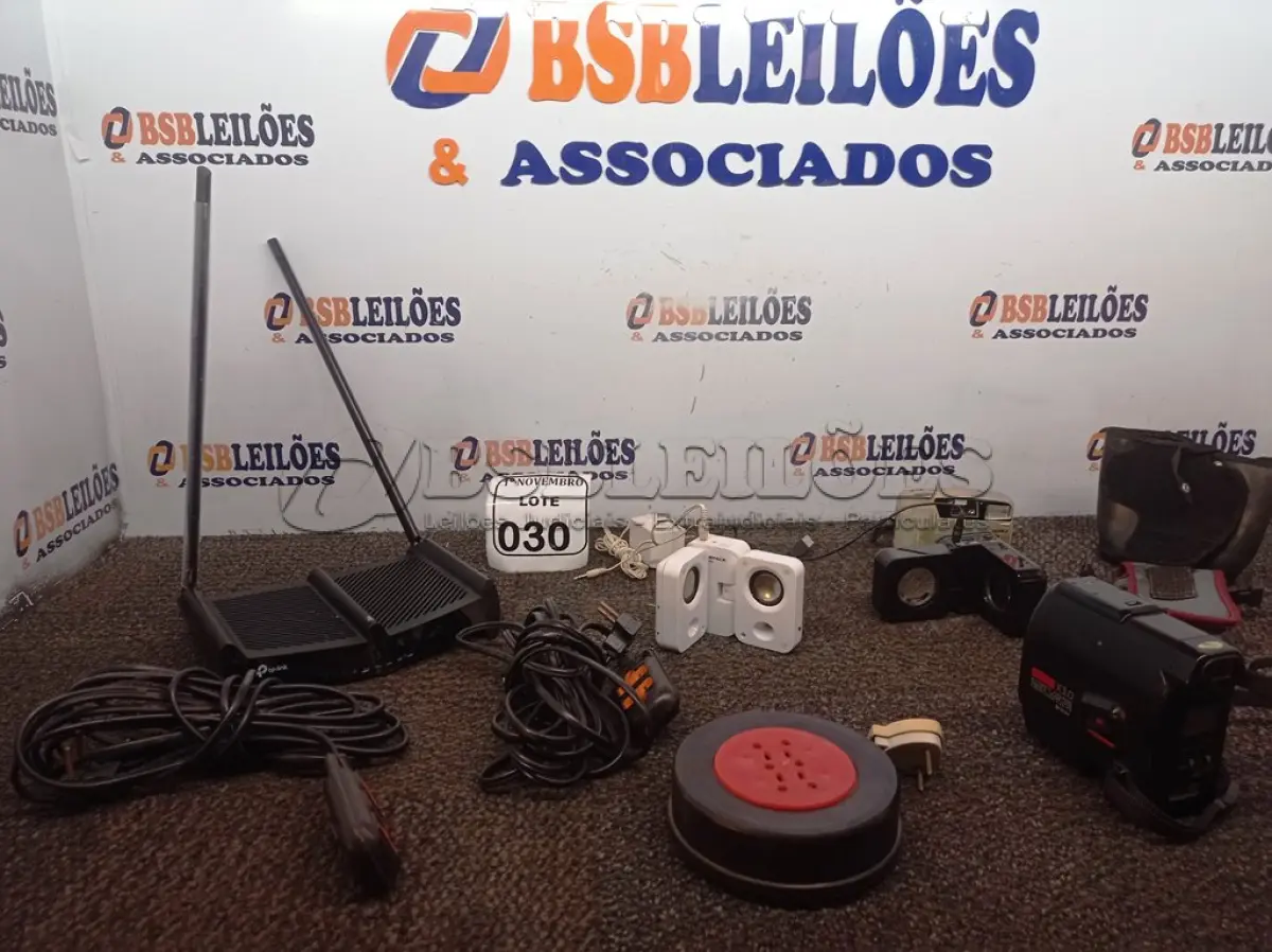 LOTE 030 - 01 ROTEADOR, 02 MÁQUINAS FOTOGRÁFICAS E 02 CAIXINHAS DE SOM. (NO ESTADO) ATENÇÃO! FAZER A VISITAÇÃO ANTES DE ARREMATAR, NÃO SABEMOS SE FUNCIONA. LEILÃO NÃO TEM GARANTIA E NEM DEVOLUÇÃO, SUJEITO A POSSÍVEIS AVARIAS VISÍVEIS/OCULTAS E/OU AUSÊNCIA DE COMPONENTES.