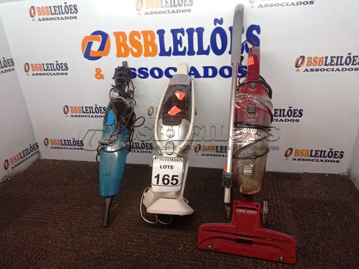 LOTE 165 - 03 ASPIRADORES DE PÓ MARCAS E MODELOS DIVERSOS. (NO ESTADO) ATENÇÃO! FAZER A VISITAÇÃO ANTES DE ARREMATAR, NÃO SABEMOS SE FUNCIONA. LEILÃO NÃO TEM GARANTIA E NEM DEVOLUÇÃO, SUJEITO A POSSÍVEIS AVARIAS VISÍVEIS/OCULTAS E/OU AUSÊNCIA DE COMPONENTES.
