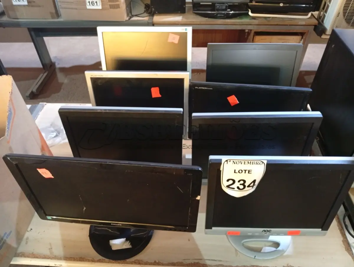 LOTE 234 - 08 MONITORES LCD MARCAS E MODELOS DIVERSOS P/RETIRADA DE PEÇAS. (NO ESTADO) ATENÇÃO! FAZER A VISITAÇÃO ANTES DE ARREMATAR, NÃO SABEMOS SE FUNCIONA. LEILÃO NÃO TEM GARANTIA E NEM DEVOLUÇÃO, SUJEITO A POSSÍVEIS AVARIAS VISÍVEIS/OCULTAS E/OU AUSÊNCIA DE COMPONENTES.