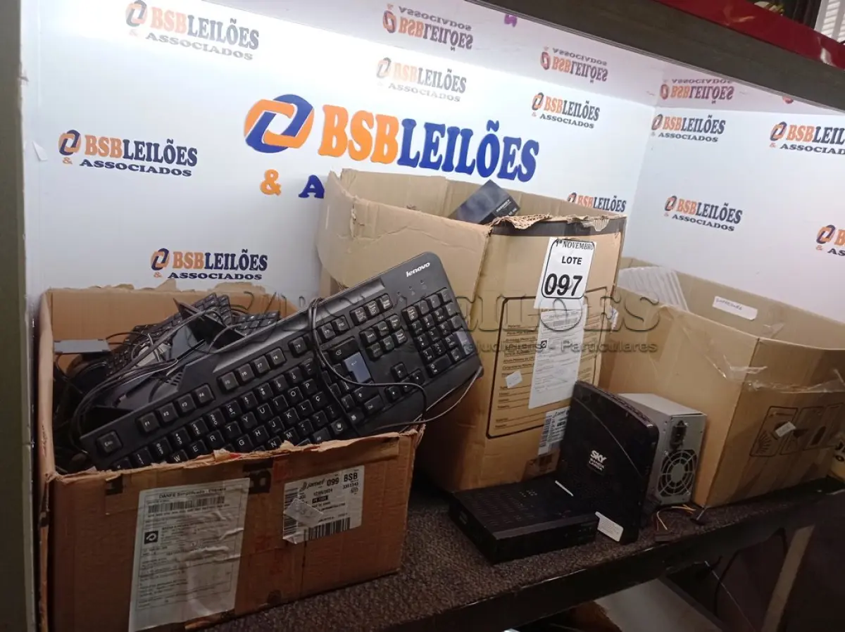 LOTE 097 - 01 LOTE C/VÁRIOS TECLADOS, FONTES E PERIFÉRICOS DIVERSOS. (NO ESTADO) ATENÇÃO! FAZER A VISITAÇÃO ANTES DE ARREMATAR, NÃO SABEMOS SE FUNCIONA. LEILÃO NÃO TEM GARANTIA E NEM DEVOLUÇÃO, SUJEITO A POSSÍVEIS AVARIAS VISÍVEIS/OCULTAS E/OU AUSÊNCIA DE COMPONENTES.