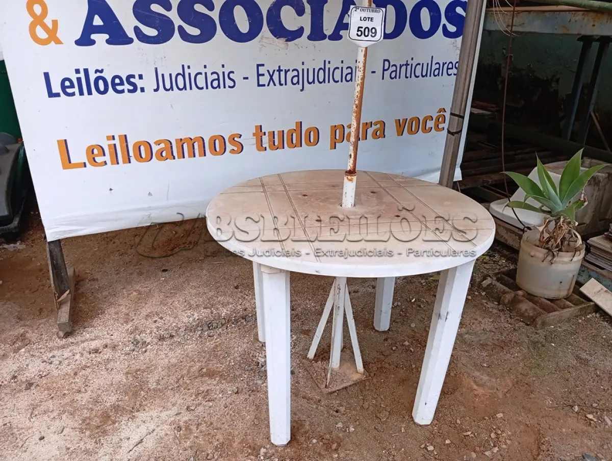LOTE 509 - 01 MESA DE PLÁSTICO C/SOMBREIRO E BASE DE FERRO. (NO ESTADO) ATENÇÃO! FAZER A VISITAÇÃO ANTES DE ARREMATAR, NÃO SABEMOS SE FUNCIONA. LEILÃO NÃO TEM GARANTIA E NEM DEVOLUÇÃO, SUJEITO A POSSÍVEIS AVARIAS VISÍVEIS/OCULTAS E/OU AUSÊNCIA DE COMPONENTES.