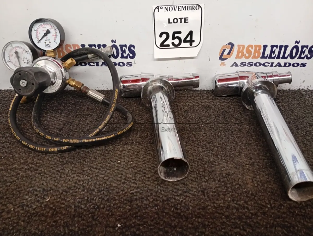 LOTE 254 - 01 MANÔMETRO P/ NITROGÊNIO MODELO 500 SIMPLES ESTÁGIO E 02 SIFÕES EM METAL. (NO ESTADO) ATENÇÃO! FAZER A VISITAÇÃO ANTES DE ARREMATAR, NÃO SABEMOS SE FUNCIONA. LEILÃO NÃO TEM GARANTIA E NEM DEVOLUÇÃO, SUJEITO A POSSÍVEIS AVARIAS VISÍVEIS/OCULTAS E/OU AUSÊNCIA DE COMPONENTES.