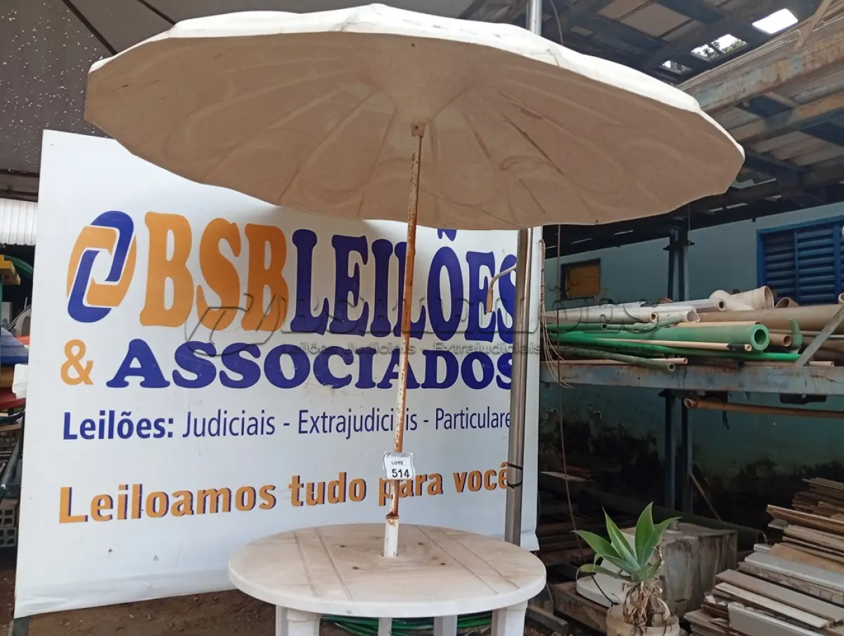 LOTE 514 - 01 MESA DE PLÁSTICO C/SOMBREIRO E BASE DE FERRO. (NO ESTADO) ATENÇÃO! FAZER A VISITAÇÃO ANTES DE ARREMATAR, NÃO SABEMOS SE FUNCIONA. LEILÃO NÃO TEM GARANTIA E NEM DEVOLUÇÃO, SUJEITO A POSSÍVEIS AVARIAS VISÍVEIS/OCULTAS E/OU AUSÊNCIA DE COMPONENTES.