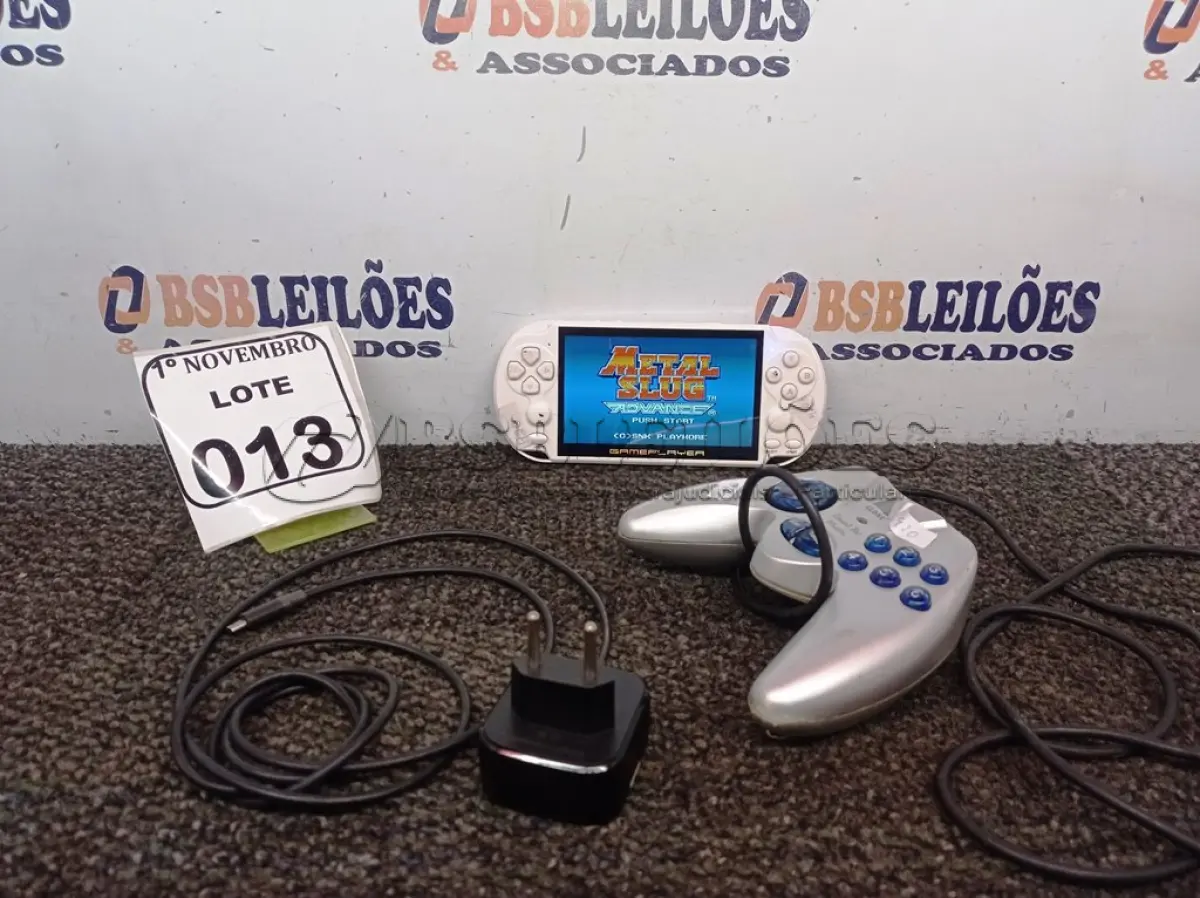 LOTE 013 - 01 GAMEPLAYER 16GB E 01 CONTROLE JOYSTICK. (NO ESTADO) ATENÇÃO! FAZER A VISITAÇÃO ANTES DE ARREMATAR, NÃO SABEMOS SE FUNCIONA. LEILÃO NÃO TEM GARANTIA E NEM DEVOLUÇÃO, SUJEITO A POSSÍVEIS AVARIAS VISÍVEIS/OCULTAS E/OU AUSÊNCIA DE COMPONENTES.