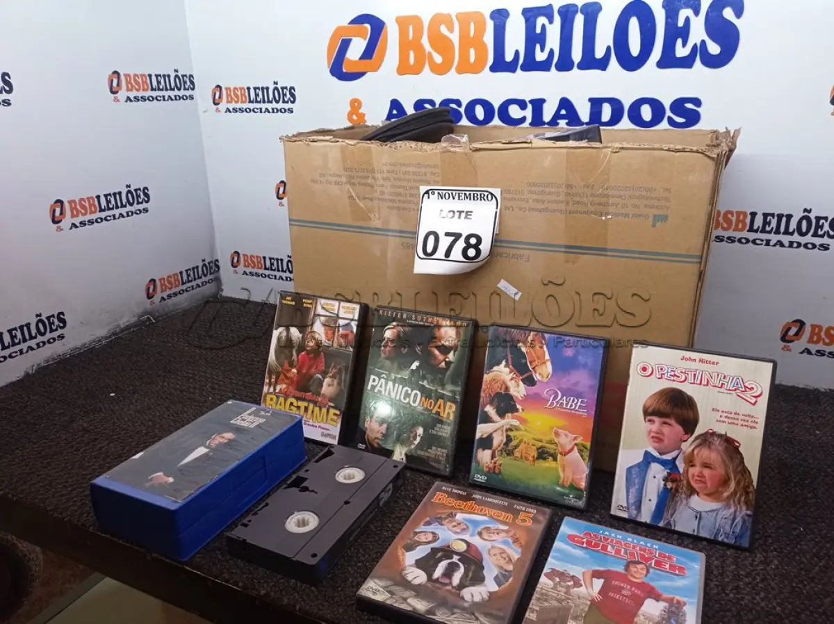 LOTE 078 - 01 CAIXA DE FILMES. (DVDS, CDS, VHS). (NO ESTADO) ATENÇÃO! FAZER A VISITAÇÃO ANTES DE ARREMATAR, NÃO SABEMOS SE FUNCIONA. LEILÃO NÃO TEM GARANTIA E NEM DEVOLUÇÃO, SUJEITO A POSSÍVEIS AVARIAS VISÍVEIS/OCULTAS E/OU AUSÊNCIA DE COMPONENTES.