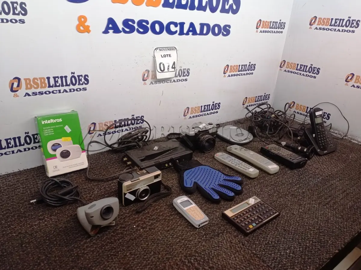 LOTE 074 - 01 LOTE COM 02 CÂMERAS FOTOGRÁFICAS, CALCULADORAS, APARELHOS DE TELEFONE E MATERIAIS DIVERSOS. (NO ESTADO) ATENÇÃO! FAZER A VISITAÇÃO ANTES DE ARREMATAR, NÃO SABEMOS SE FUNCIONA. LEILÃO NÃO TEM GARANTIA E NEM DEVOLUÇÃO, SUJEITO A POSSÍVEIS AVARIAS VISÍVEIS/OCULTAS E/OU AUSÊNCIA DE COMPONENTES.