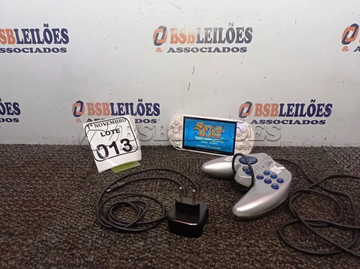 LOTE 013 - 01 GAMEPLAYER 16GB E 01 CONTROLE JOYSTICK. (NO ESTADO) ATENÇÃO! FAZER A VISITAÇÃO ANTES DE ARREMATAR, NÃO SABEMOS SE FUNCIONA. LEILÃO NÃO TEM GARANTIA E NEM DEVOLUÇÃO, SUJEITO A POSSÍVEIS AVARIAS VISÍVEIS/OCULTAS E/OU AUSÊNCIA DE COMPONENTES.