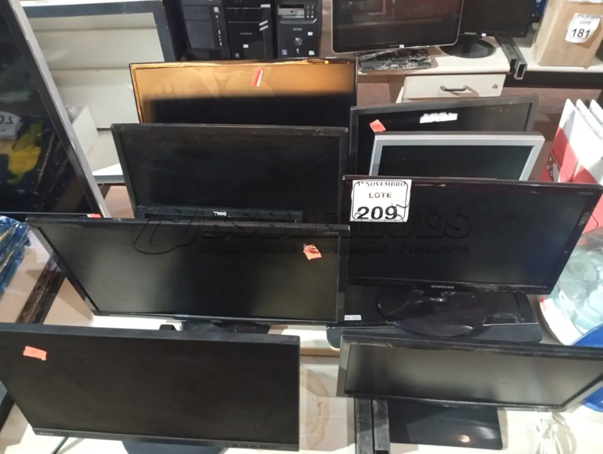 LOTE 209 - 08 MONITORES LCD MARCAS E MODELOS DIVERSOS. (NO ESTADO) ATENÇÃO! FAZER A VISITAÇÃO ANTES DE ARREMATAR, NÃO SABEMOS SE FUNCIONA. LEILÃO NÃO TEM GARANTIA E NEM DEVOLUÇÃO, SUJEITO A POSSÍVEIS AVARIAS VISÍVEIS/OCULTAS E/OU AUSÊNCIA DE COMPONENTES.