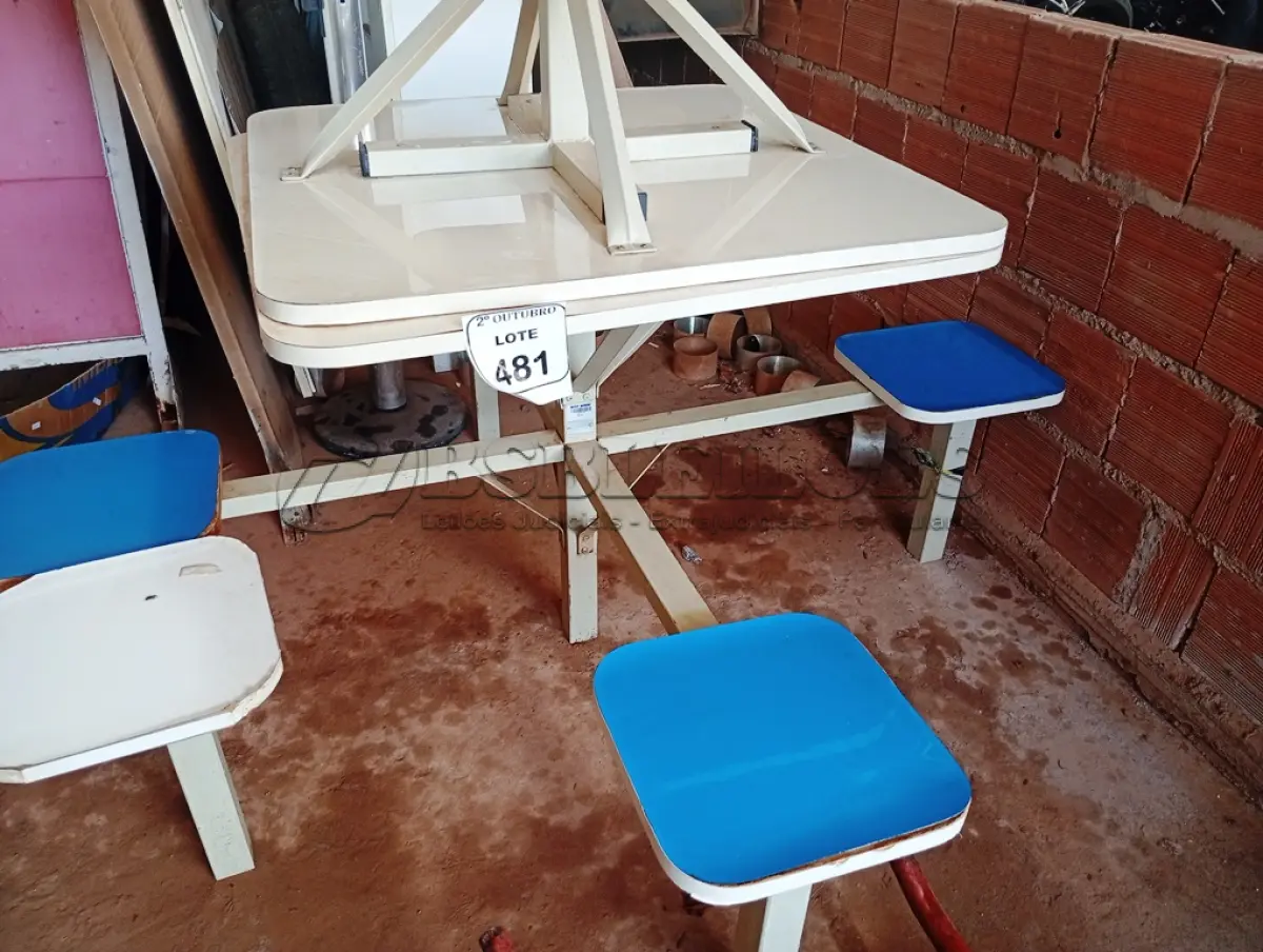 LOTE 481 - 02 MESAS P/REFEITÓRIO NA COR BRANCO, TAMPO EM MADEIRA COM 04 ASSENTOS CADA. (NO ESTADO) ATENÇÃO! FAZER A VISITAÇÃO ANTES DE ARREMATAR, NÃO SABEMOS SE FUNCIONA. LEILÃO NÃO TEM GARANTIA E NEM DEVOLUÇÃO, SUJEITO A POSSÍVEIS AVARIAS VISÍVEIS/OCULTAS E/OU AUSÊNCIA DE COMPONENTES.