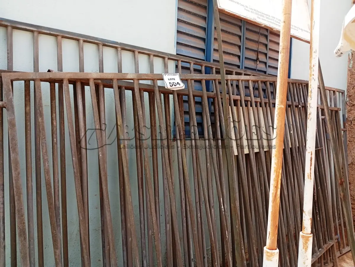 LOTE 504 - 04 GRADES DE FERRO E 01 PLACA DE FERRO.  (NO ESTADO) ATENÇÃO! FAZER A VISITAÇÃO ANTES DE ARREMATAR, NÃO SABEMOS SE FUNCIONA. LEILÃO NÃO TEM GARANTIA E NEM DEVOLUÇÃO, SUJEITO A POSSÍVEIS AVARIAS VISÍVEIS/OCULTAS E/OU AUSÊNCIA DE COMPONENTES.