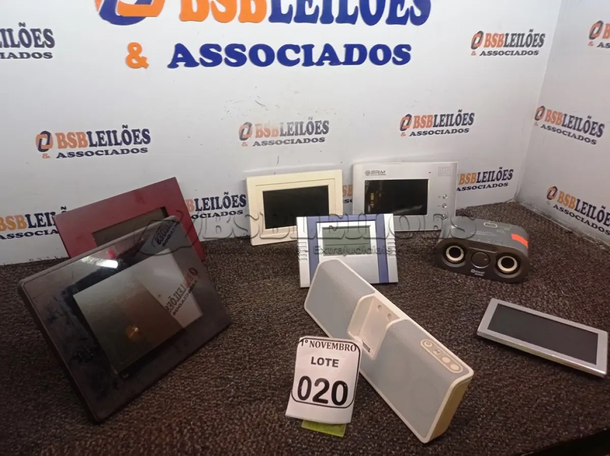 LOTE 020 - 01 LOTE COM PORTA RETRATOS DIGITAL, VÍDEO PORTEIRO, 03 CAIXINHAS DE SOM E 01 CASE. (NO ESTADO) ATENÇÃO! FAZER A VISITAÇÃO ANTES DE ARREMATAR, NÃO SABEMOS SE FUNCIONA. LEILÃO NÃO TEM GARANTIA E NEM DEVOLUÇÃO, SUJEITO A POSSÍVEIS AVARIAS VISÍVEIS/OCULTAS E/OU AUSÊNCIA DE COMPONENTES.