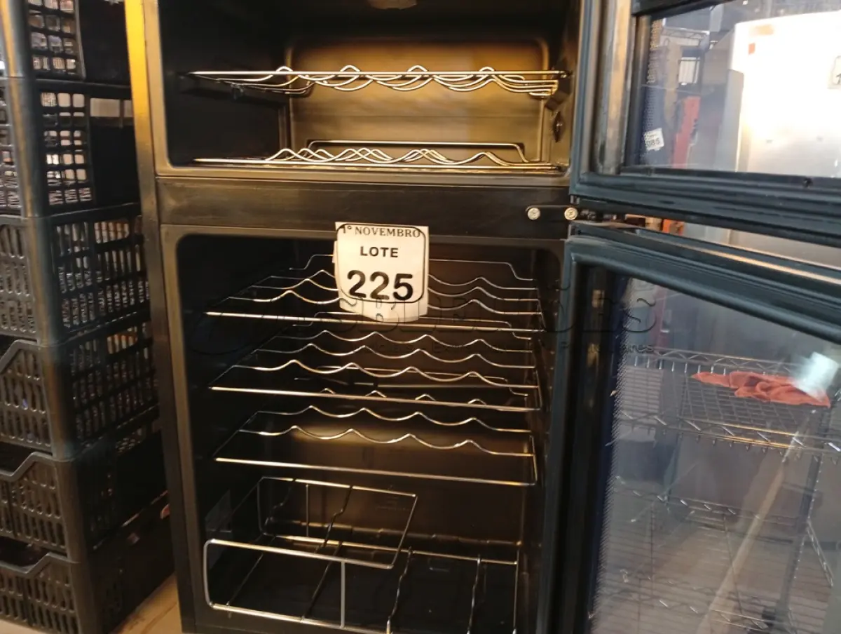 LOTE 225 - 01 ADEGA P/VINHOS MARCA ELECTROLUX 127V. (NO ESTADO) ATENÇÃO! FAZER A VISITAÇÃO ANTES DE ARREMATAR, NÃO SABEMOS SE FUNCIONA. LEILÃO NÃO TEM GARANTIA E NEM DEVOLUÇÃO, SUJEITO A POSSÍVEIS AVARIAS VISÍVEIS/OCULTAS E/OU AUSÊNCIA DE COMPONENTES.