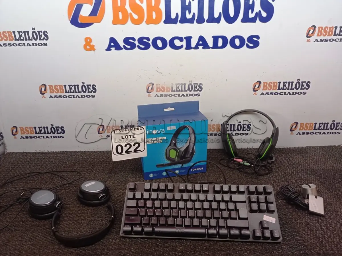 LOTE 022 - 02 HEADSETS SENDO 01 P/RETIRADA DE PEÇAS, 01 WEBCAM E 01 TECLADO. (NO ESTADO) ATENÇÃO! FAZER A VISITAÇÃO ANTES DE ARREMATAR, NÃO SABEMOS SE FUNCIONA. LEILÃO NÃO TEM GARANTIA E NEM DEVOLUÇÃO, SUJEITO A POSSÍVEIS AVARIAS VISÍVEIS/OCULTAS E/OU AUSÊNCIA DE COMPONENTES.