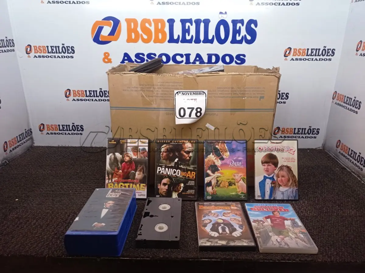 LOTE 078 - 01 CAIXA DE FILMES. (DVDS, CDS, VHS). (NO ESTADO) ATENÇÃO! FAZER A VISITAÇÃO ANTES DE ARREMATAR, NÃO SABEMOS SE FUNCIONA. LEILÃO NÃO TEM GARANTIA E NEM DEVOLUÇÃO, SUJEITO A POSSÍVEIS AVARIAS VISÍVEIS/OCULTAS E/OU AUSÊNCIA DE COMPONENTES.