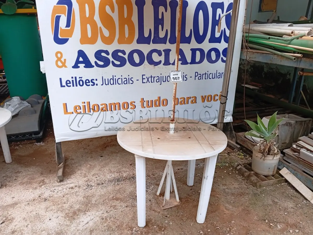 LOTE 507 - 01 MESA DE PLÁSTICO C/SOMBREIRO E BASE DE FERRO. (NO ESTADO) ATENÇÃO! FAZER A VISITAÇÃO ANTES DE ARREMATAR, NÃO SABEMOS SE FUNCIONA. LEILÃO NÃO TEM GARANTIA E NEM DEVOLUÇÃO, SUJEITO A POSSÍVEIS AVARIAS VISÍVEIS/OCULTAS E/OU AUSÊNCIA DE COMPONENTES.