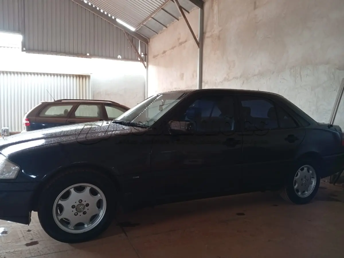 LOTE 012 - 01 MERCEDEZ BENZ/C-180 A GASOLINA; ANO 1996; NA COR PRETA.(NO ESTADO)