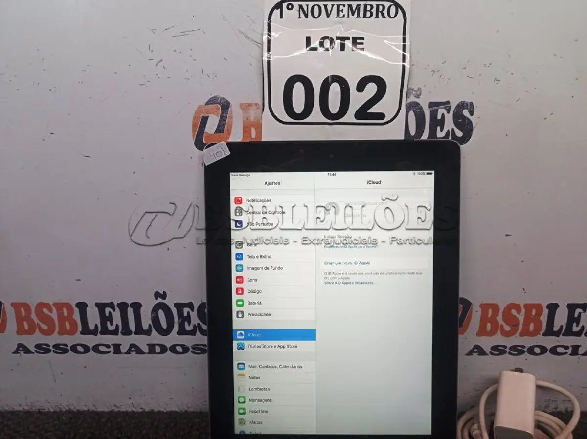 LOTE 002 - 01 IPAD COM CARREGADOR DE 64GB. (NO ESTADO) ATENÇÃO! FAZER A VISITAÇÃO ANTES DE ARREMATAR, NÃO SABEMOS SE FUNCIONA. LEILÃO NÃO TEM GARANTIA E NEM DEVOLUÇÃO, SUJEITO A POSSÍVEIS AVARIAS VISÍVEIS/OCULTAS E/OU AUSÊNCIA DE COMPONENTES.