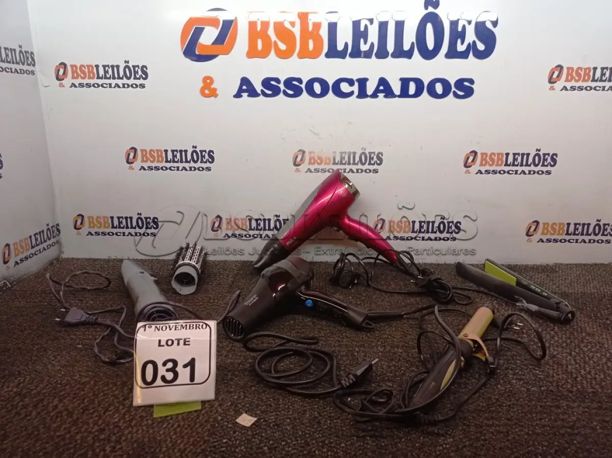 LOTE 031 - 02 SECADORES DE CABELO, 02 CHAPINHAS E 01 ESCOVA DE CABELO. (NO ESTADO) ATENÇÃO! FAZER A VISITAÇÃO ANTES DE ARREMATAR, NÃO SABEMOS SE FUNCIONA. LEILÃO NÃO TEM GARANTIA E NEM DEVOLUÇÃO, SUJEITO A POSSÍVEIS AVARIAS VISÍVEIS/OCULTAS E/OU AUSÊNCIA DE COMPONENTES.