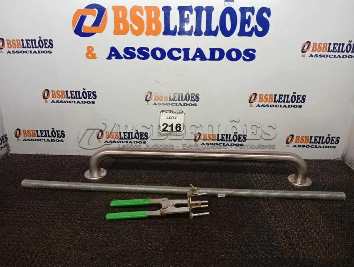 LOTE 216 - 02 BARRAS DE APOIOS P/BANHEIRO EM INOX, 05 BARRAS ROSCADAS E 02 ALICATES DE MOLDE. (NO ESTADO) ATENÇÃO! FAZER A VISITAÇÃO ANTES DE ARREMATAR, NÃO SABEMOS SE FUNCIONA. LEILÃO NÃO TEM GARANTIA