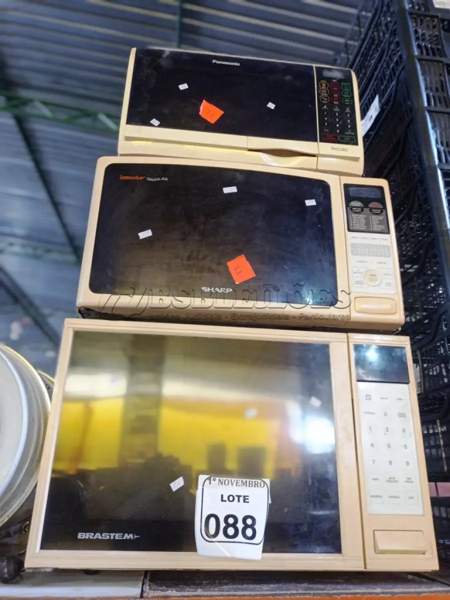 LOTE 088 - 03 MICRO-ONDAS MARCAS E MODELOS DIVERSOS, SENDO 01 SEM PRATO. (NO ESTADO) ATENÇÃO! FAZER A VISITAÇÃO ANTES DE ARREMATAR, NÃO SABEMOS SE FUNCIONA. LEILÃO NÃO TEM GARANTIA E NEM DEVOLUÇÃO, SUJEITO A POSSÍVEIS AVARIAS VISÍVEIS/OCULTAS E/OU AUSÊNCIA DE COMPONENTES.