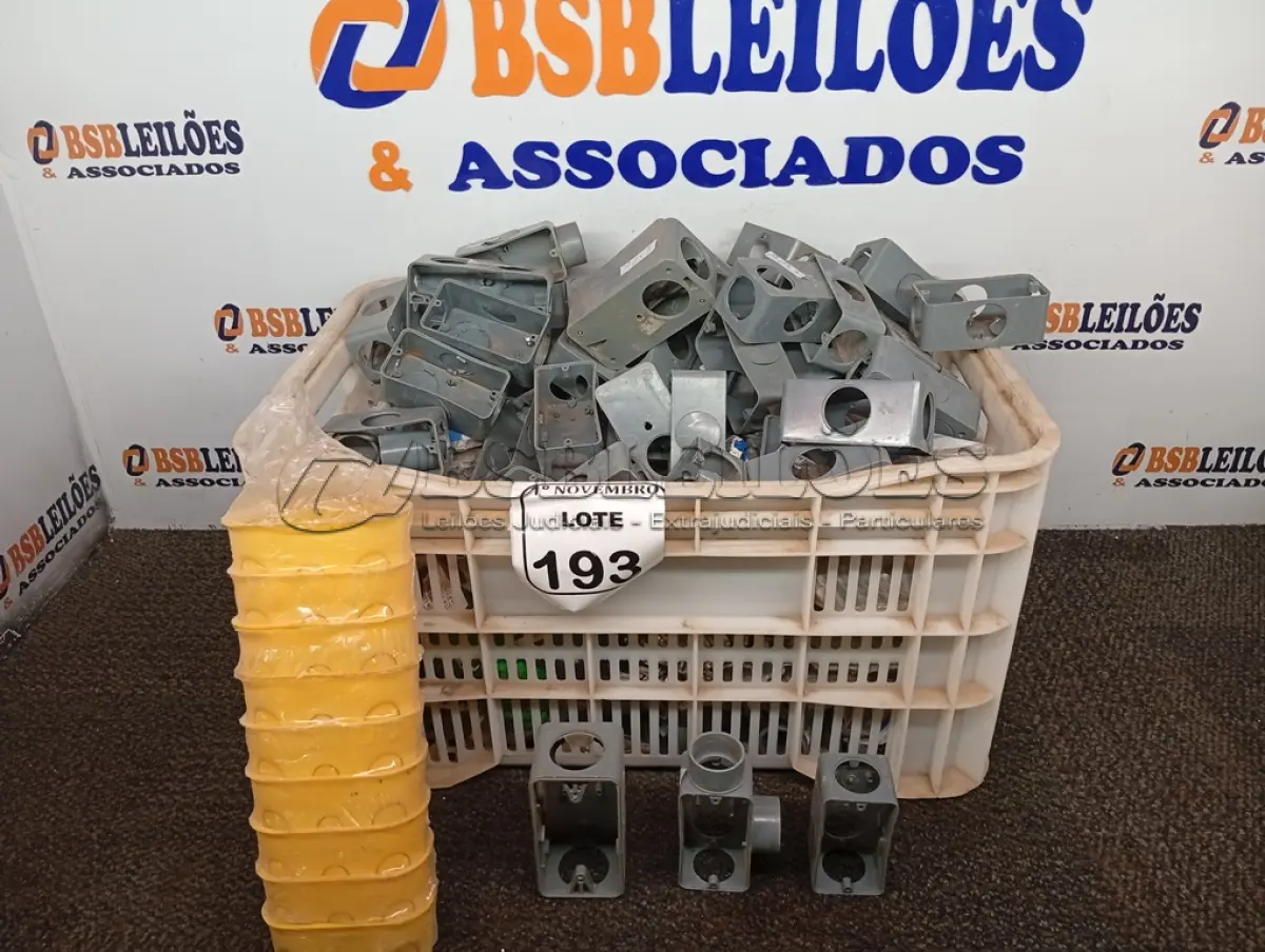 LOTE 193 - 01 CAIXA C/GRANDE QUANTIDADE DE CONDULETES PVC CINZA. (NO ESTADO) ATENÇÃO! FAZER A VISITAÇÃO ANTES DE ARREMATAR, NÃO SABEMOS SE FUNCIONA. LEILÃO NÃO TEM GARANTIA E NEM DEVOLUÇÃO, SUJEITO A POSSÍVEIS AVARIAS VISÍVEIS/OCULTAS E/OU AUSÊNCIA DE COMPONENTES.