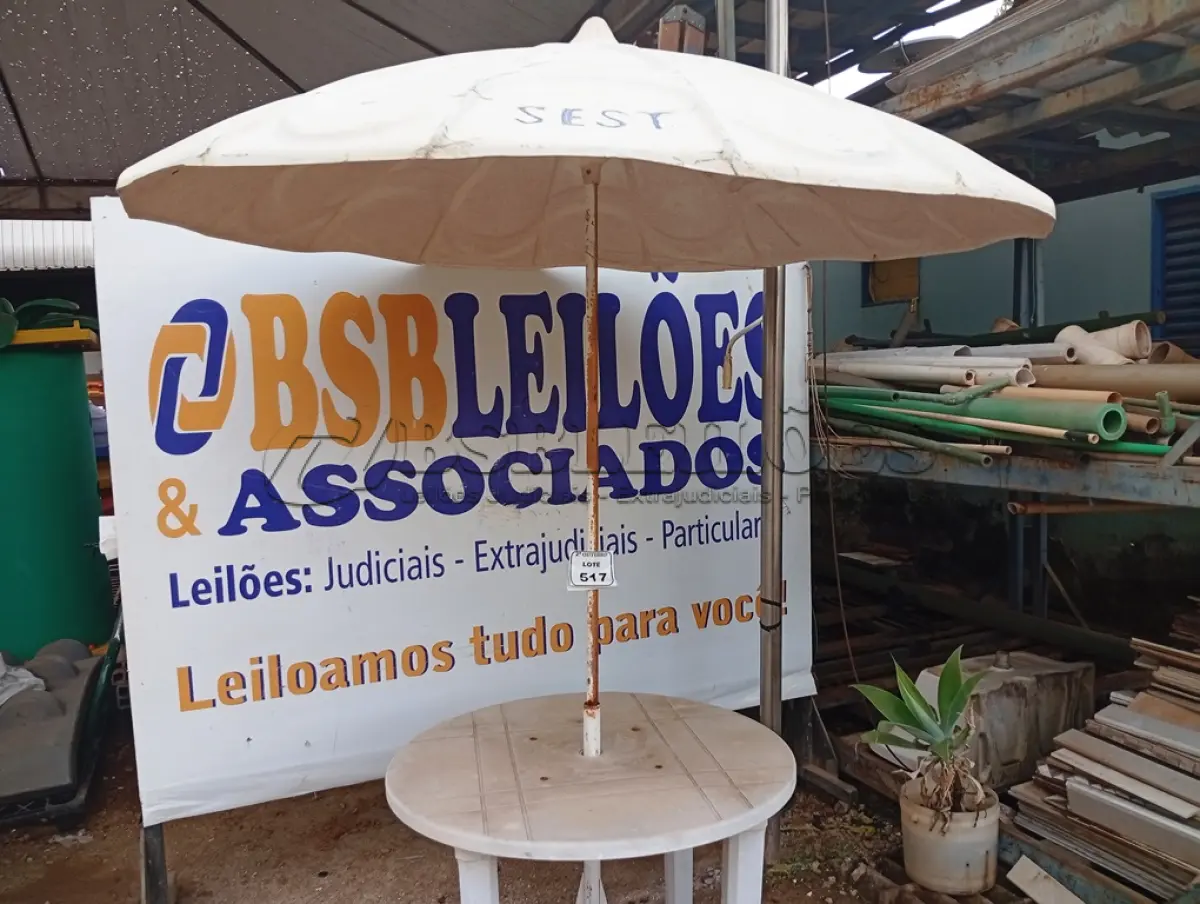 LOTE 517 - 01 MESA DE PLÁSTICO C/SOMBREIRO E BASE DE FERRO. (NO ESTADO) ATENÇÃO! FAZER A VISITAÇÃO ANTES DE ARREMATAR, NÃO SABEMOS SE FUNCIONA. LEILÃO NÃO TEM GARANTIA E NEM DEVOLUÇÃO, SUJEITO A POSSÍVEIS AVARIAS VISÍVEIS/OCULTAS E/OU AUSÊNCIA DE COMPONENTES.
